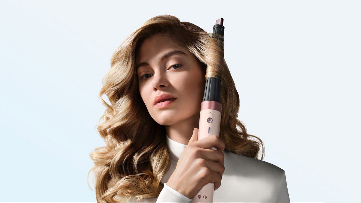 Девушка с локонами и стайлером Dyson Airwrap HS09 Co-anda2x